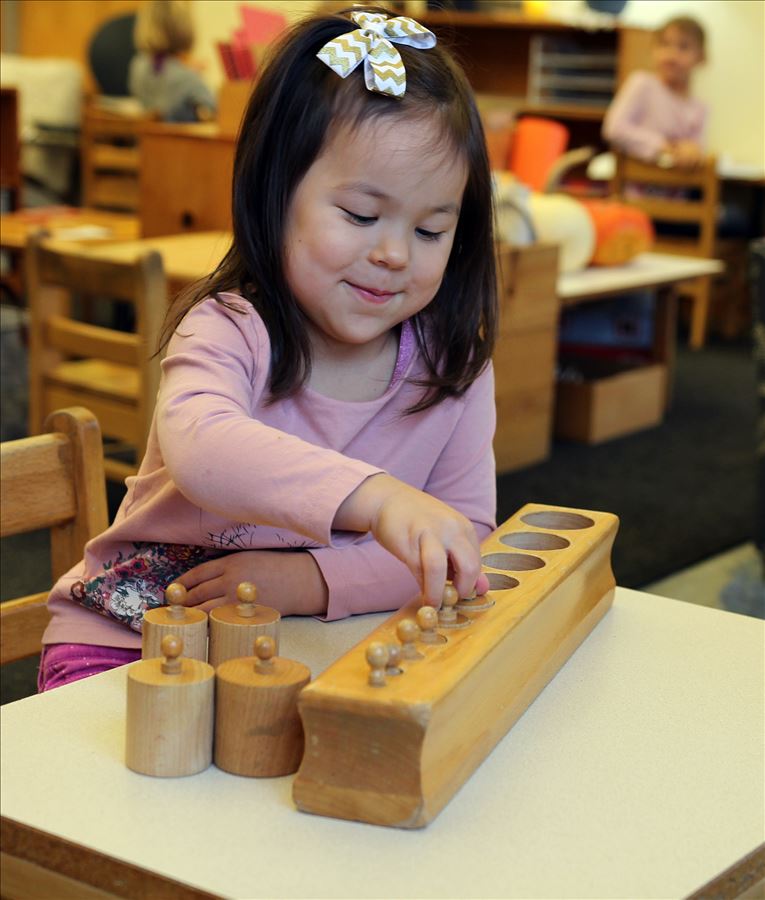 Knobed cylinders teach children to visually discriminate between dimensions.